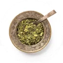 Traditionele kalebas gevuld met groene mate en een metalen bombilla